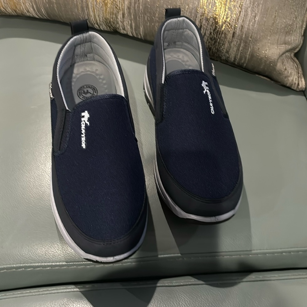 Men’s sneaker navy Blue. never worn